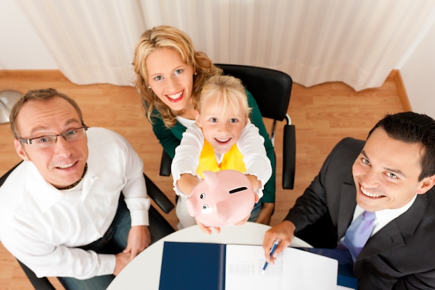 Understanding the Earned Income Tax Credit (EITC): 2025 Eligibility & Claims