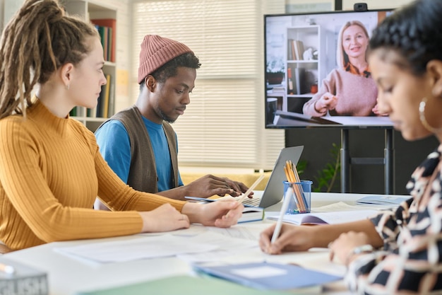 Is Online Tutoring Right for You? US Educator Income in 2025